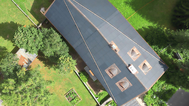 Die Vogelperspektive veranschaulicht die Herausforderung bei der Gestaltung der PV-Dachlandschaft aufgrund der einzigartigen Dachform und Linienführung. BILDER SOLARAGENTUR