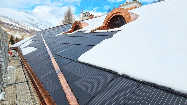 Das sanierte Dach des Engadinerhauses, ausgestattet mit hocheffizienten Photovoltaik- Modulen, weist eine Leistung von 54,3 kWp auf und produziert jährlich 36 400 kWh Solarstrom. Damit wird der durchschnittliche Jahresverbrauch von 16 300 kWh übertroffe